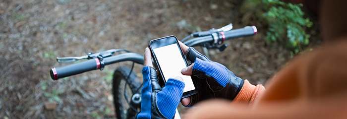 Un 10% de conductores de bicis y patinetes usa el móvil