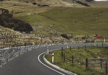 Una campaña neozelandesa muestra un coche accidentado en una cuneta de una carretera y unas fórmulas físicas sobreimpresas