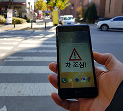 Paso de peatones inteligente para adictos al móvil