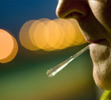 Dispositivo en la boca de un varón para tomar muestra de saliva en un control de drogas