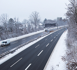 Circulación con nieve en la carretera