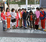 Escolares en un paso de peatones decorado