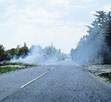 Nube de humo en la carretera
