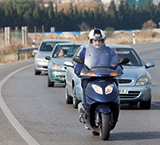 Moto circulando por una carretera