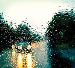 Lluvia a través del parabrisas de un vehículo