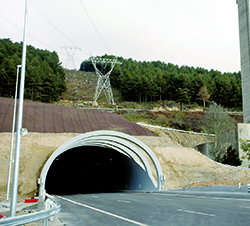 Entrada a un túnel de carretera
