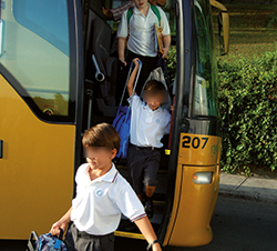 Niños bajando de un autobús escolar