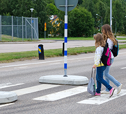 Jóvenes cruzando un paso para peatones