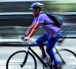 Ciclista urbano utilizando casco