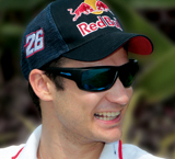 Dani Pedrosa sonriente, con la gorra y el polo llenos de los logos de sus patrocinadores