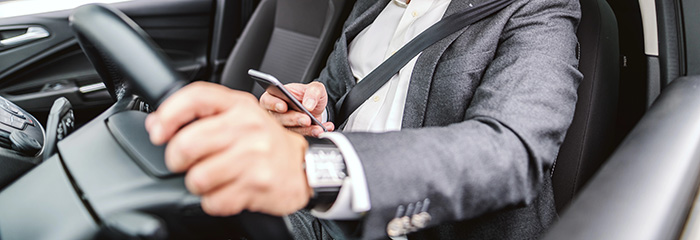 4 de cada 10 conductores denunciados por usar el móvil al volante