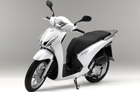 La moto Honda Scoopy en color blanco y negro