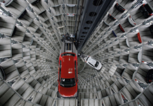 Un aparcamiento automático almacena vehículos en diferentes niveles