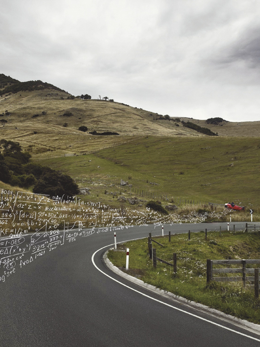 Una campaña neozelandesa muestra un coche accidentado en una cuneta de una carretera y unas fórmulas físicas sobreimpresas