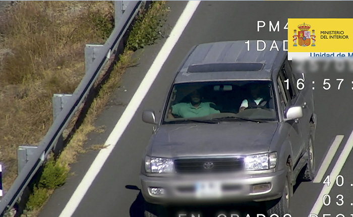 Copiloto sin cinturón