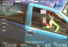 Imágenes capatadas por las cámaras de los helicópteros de la DGT donde un conductor circula en un vehículo con un niño escondido bajo el asiento del copiloto y otro tumbado en la parte trasera