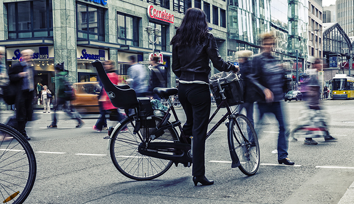 ¿Es seguro circular en bici o caminar en Europa?
