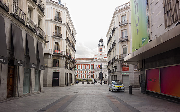 Madrid, calle vacia de tráfico
