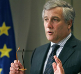 Imagen de plano medio de Antonio Tajani, vicepresidente de la Comisión Europea, hablando en un acto público y con la bandera de la Unión Europea de fondo
