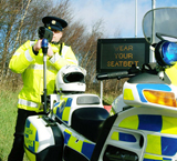 En la imagen se ve un policía de tráfico de Irlanda realizando una campaña de control del cinturón de seguridad