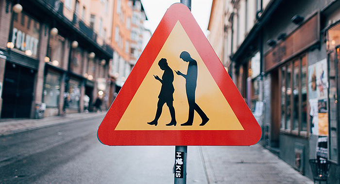 ¡Cuidado! Peatones usando el móvil