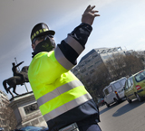policía con mascarilla regulando el tráfico en Madrid.jpg