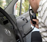 Un conductor coge un alcolock, un aparato instalado en el vehículo que mide la tasa de alcohol del conductor y no permite arrancar el coche si se supera la tasa permitida