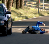 Hombre en el suelo en la calzada después de haber sido atropellado por un vehículo