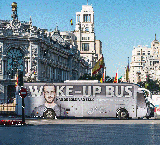 El autobús de la campaña 'Despierta Europa, no te duermas al volante' recorre el centro de Madrid