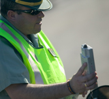 Un agente de la Agrupación de Tráfico de la Guardia Civil realizando un test de alcohol en un control en carretera