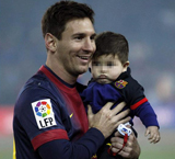 El futbolista del Barcelona, Lionel Messi con su hijo en brazos