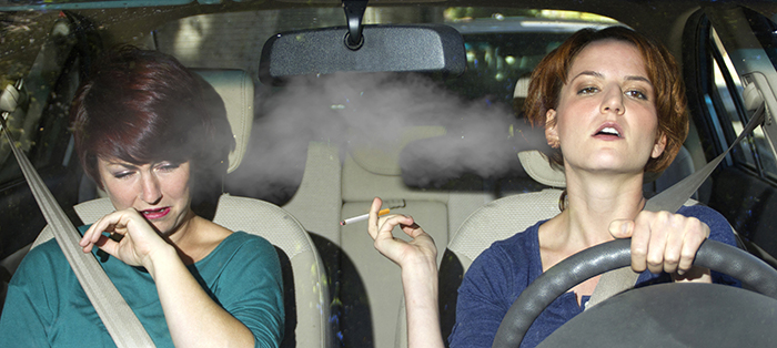 Fumando en el vehículo