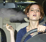Fumar en el coche en el Día Mundial Sin Tabaco