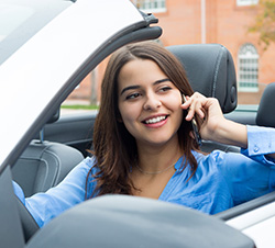 Una mujer hablando por el móvil mientras conduce