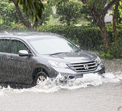 Automóvil en un tramo inundado