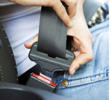 Imagen detalle de un cinturón de seguridad abrochado