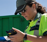 Agente femenino de la Guardia Civil tramitando una denuncia de tráfico en una PDA