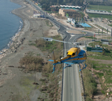Helicóptero Pegasus sobrevolando una carretera sobre una zona costera