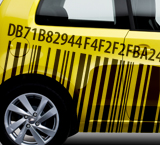 Sección de un vehículo de color amarillo de la que se percibe la rueda, parte de la ventanilla y puerta lateral trasera sobre la que está pintado a modo de código de barras los dígitos que forman el Número de Identificación de Vehículo (NIVE)