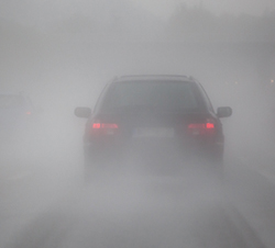Niebla densa y vehículo con luces antiniebla