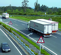 Una carretera semivacía con camiones circulando