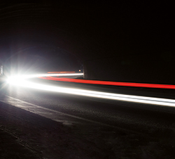 Estela de unas luces de un vehículo en la conducción nocturna