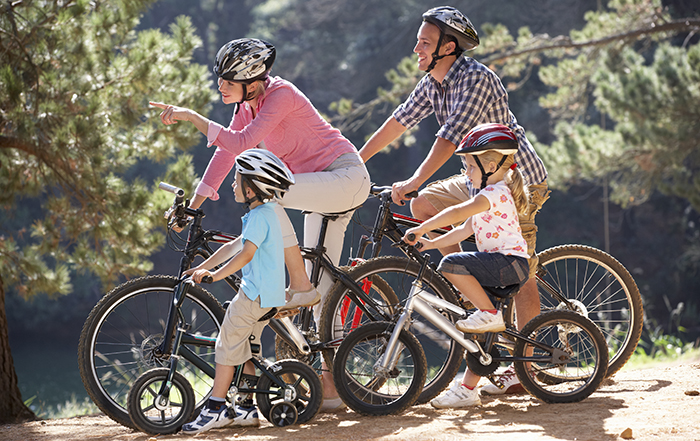 Una familia montando en bicicleta