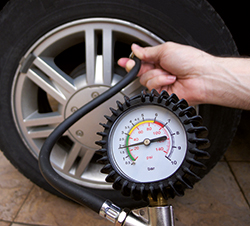 Manómetro para medir presión de neumáticos