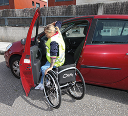 Persona con movilidad reducida accediendo a un vehículo