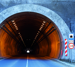 Entrada túnel de carretera