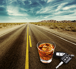 Un vaso de alcohol en una carretera