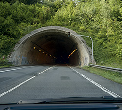 Adelantar en túnel