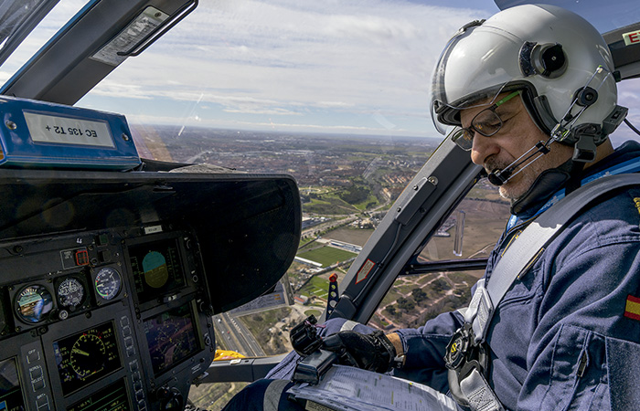 0324 n277 HELICOPTEROS INTERIOR 2 700X450