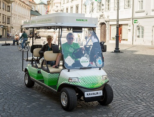 En la zona peatonalizada del centro, tanto los residentes como los visitantes pueden usar los vehículos eléctricos "Kavalir" de forma gratuita durante todo el año